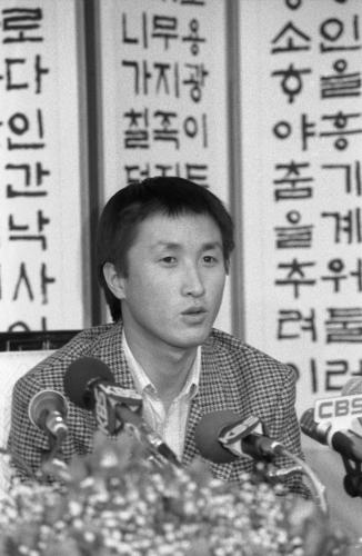 북한 유학생 김운학, 동영준 망명 서울 도착 기자회견 이미지