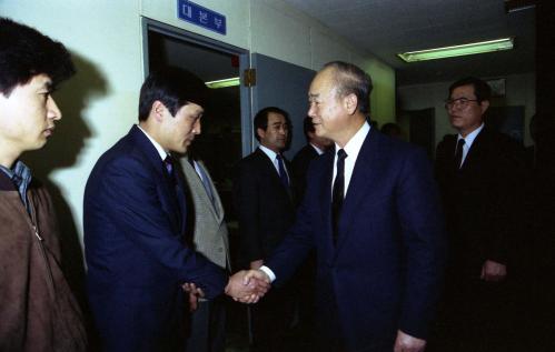 강영훈 국무총리 종합청사 경비대 상황실 순시 이미지
