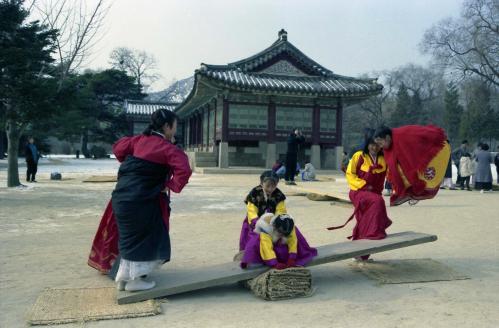 설날 민속놀이 널뛰기, 윷놀이, 팽이치기 이미지