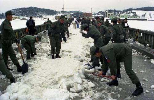 군장병 제설 작업 이미지