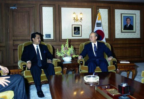 강영훈 국무총리 말레이시아 주 수상 접견 이미지