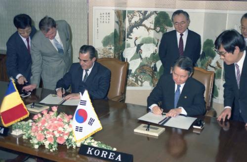 최호중 외무부장관 한ㆍ루마니아 국교수립 조인식 서명 이미지