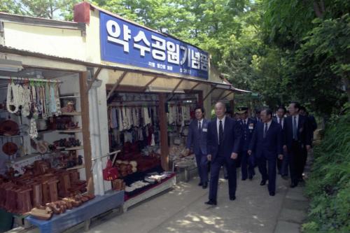 강영훈 국무총리 울릉도 약수터 경내 순시 이미지