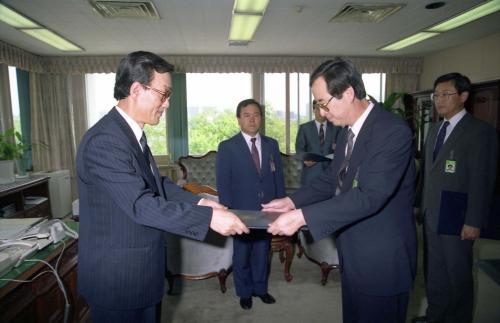 노재봉 청와대 비서실장 청와대 직원 임명장 수여식 이미지