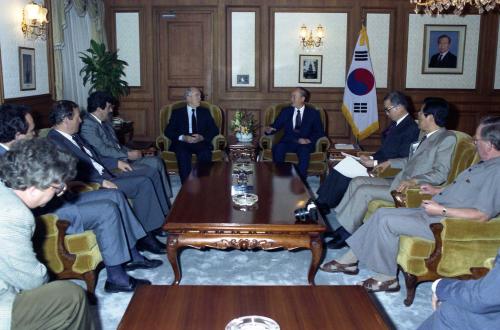 강영훈 국무총리 북대서양 의회사절단 접견 이미지