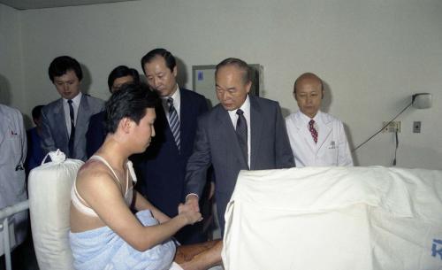 강영훈 국무총리 경찰병원 방문 이미지