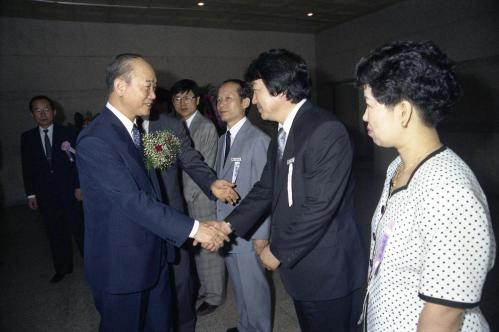 강영훈 국무총리 우편집중국 개원식 참석 이미지