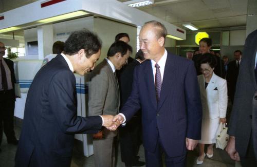 강영훈 국무총리 내외분 벨기에 공식방문 도착 이미지
