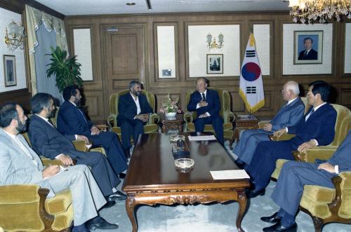 강영훈 국무총리 이란 체신장관 접견 이미지