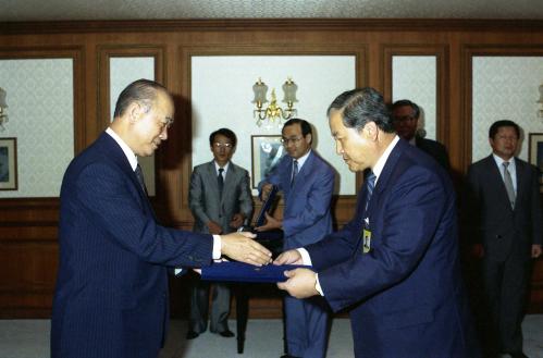 강영훈 국무총리 경북대학교, 전북대학교 총장 임명장 수여식 이미지