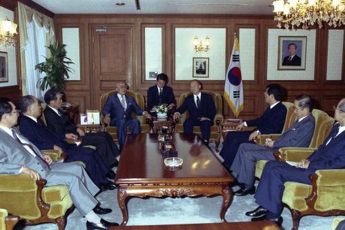 강영훈 국무총리 일본 사꾸라우찌 접견 이미지