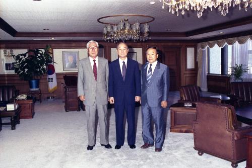 강영훈 국무총리 중학동창생과 환담 이미지