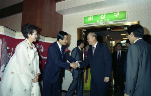강영훈 국무총리 박세직 '88 서울올림픽조직위원장 출판 기념 리셉션 참석 이미지