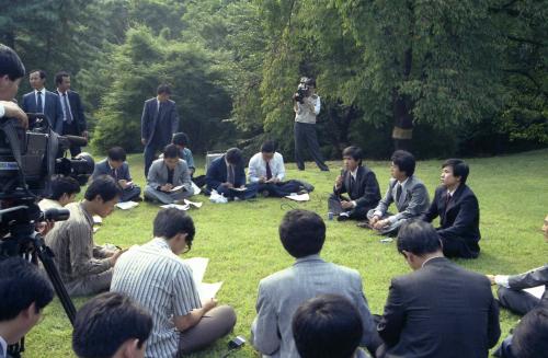 귀순 북한 대학생(한성호, 김지일, 정현) 기자회견 이미지