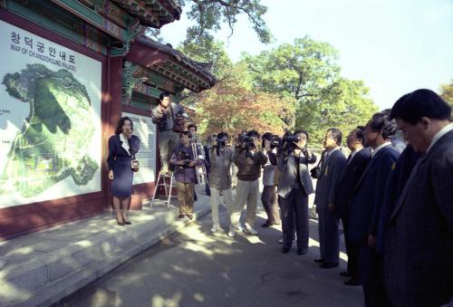 북측 통일축구대표 및 여자 선수단 비원 관광 이미지
