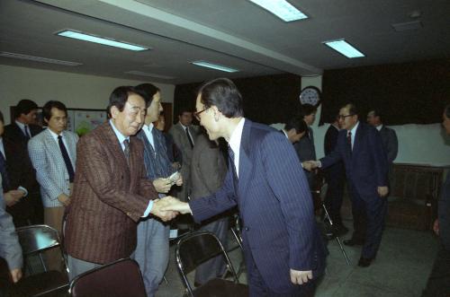 노재봉 청와대 비서실장 쿠웨이트 철수교민 위로 이미지