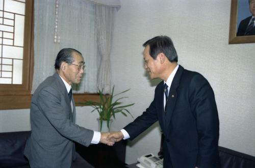 최병렬 공보처 장관 일본 도쿄신문 회장 접견 이미지
