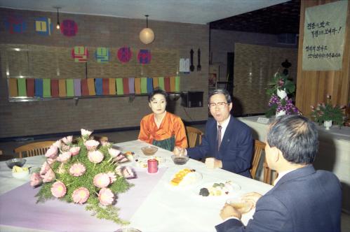 강용식 공보처 차관 공보처 여직원 일일판매찻집 참석 이미지