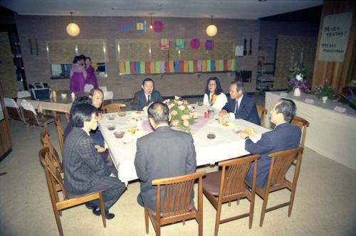 최병렬 공보처 장관 여직원일일찻집 시찰 이미지