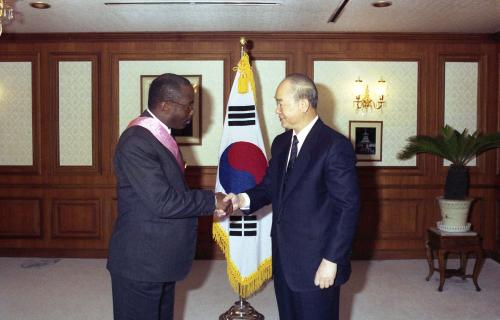 강영훈 국무총리 주한 가봉대사 서훈 이미지
