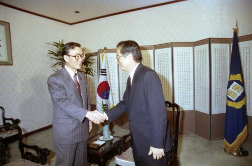 노재봉 국무총리서리 김덕주 대법원장 방문 이미지