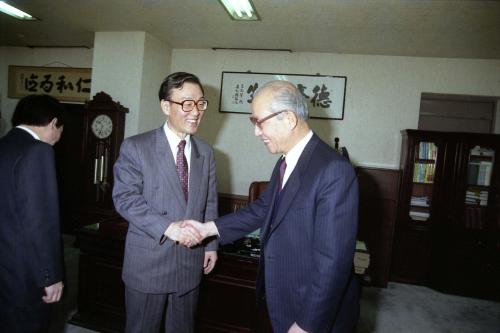 노재봉 국무총리서리 헌법재판소장 방문 이미지