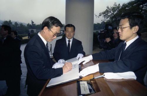 노재봉 국무총리서리 국립묘지 참배 이미지