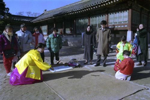 1991년 새해 세시풍속놀이(널뛰기, 윷놀이, 팽이치기) 이미지