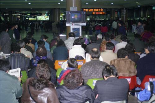 노태우 대통령 연두 기자회견 서울역 여행객 TV 시청 이미지