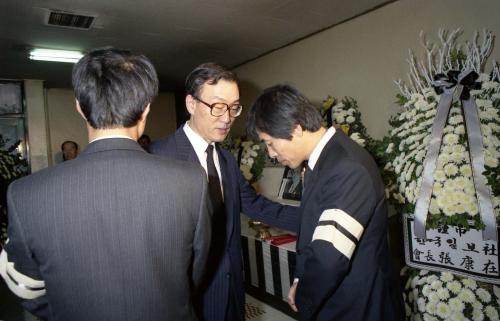 노재봉 국무총리 언론인 천관우씨 빈소 조문 이미지