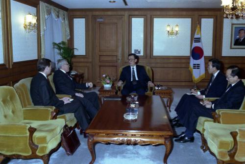 노재봉 국무총리 도날드 그레그 주한 미국대사 접견 이미지
