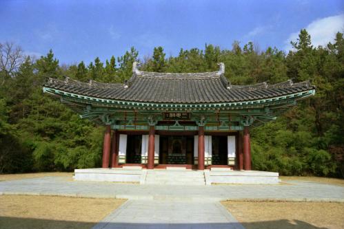 고란사 전경 및 부소산 이미지