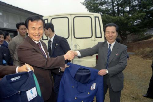남북탁구선수 단일팀 유니폼 교환 이미지