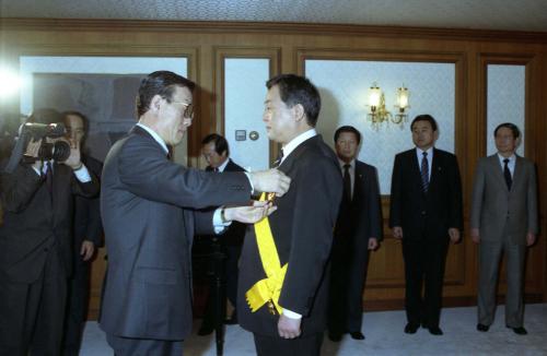 노재봉 국무총리 장강재 한국일보 사장 서훈 이미지