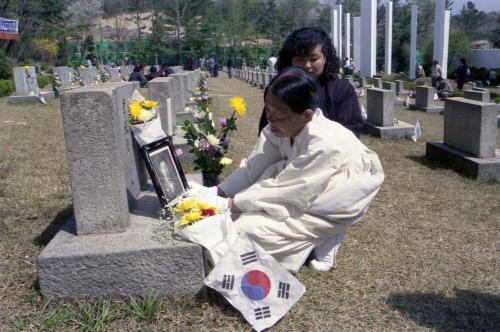 4ㆍ19 의거 유족 헌화 이미지