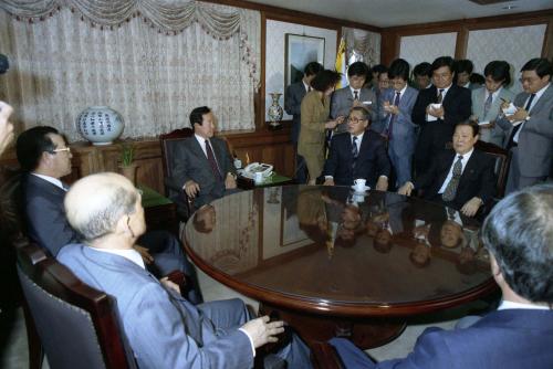 정원식 국무총리서리 김영삼 민자당 대표 방문 이미지