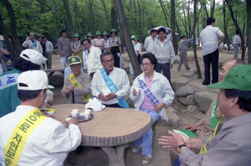 정원식 국무총리 자연보호 휴지줍기 이미지