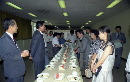 최창윤 공보처 장관 6ㆍ25 41주년 표어 모집 시상 이미지