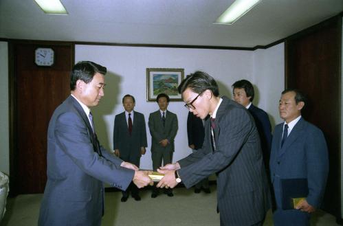 최창윤 공보처 장관 모범직원 포상 이미지