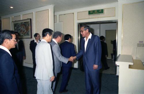 정원식 국무총리 춘천시 유지와 오찬 이미지