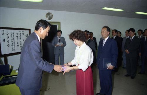 최창윤 공보처 장관 국립영화제작소 30주년 포상식 이미지
