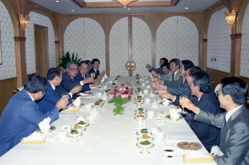 정원식 국무총리 사랑의 전화 임원과 오찬 이미지