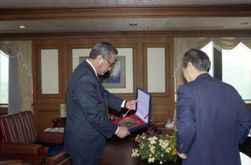 정원식 국무총리 김동수 바르게 살기 운동 협의회 회장 접견(명예검도 5단증 증정) 이미지