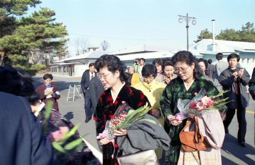 아시아평화를 위한 여성회의 참가 북측 대표단 판문점 통과 서울 도착 이미지