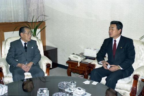 최창윤 공보처 장관 일본 중일신문사장 접견 이미지