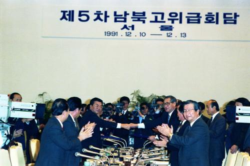 정원식 국무총리 연형묵 북측 총리 제5차 남북고위급회담 합의서 서명 교환 이미지