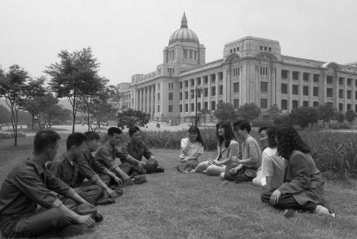 공보처소식 원고 촬영 '여직원과 전경의 대화' 이미지