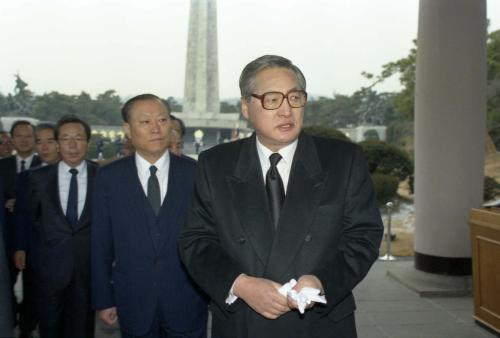 정원식 국무총리 국무위원와 국립묘지 참배 이미지