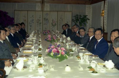 정원식 국무총리 통일분야 교수 17명과 오찬 이미지