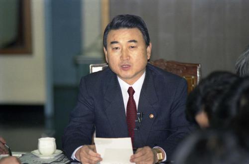 최창윤 공보처 장관 후기대 입시문제 도난사건 관계장관대책회의 관련 발표 이미지
